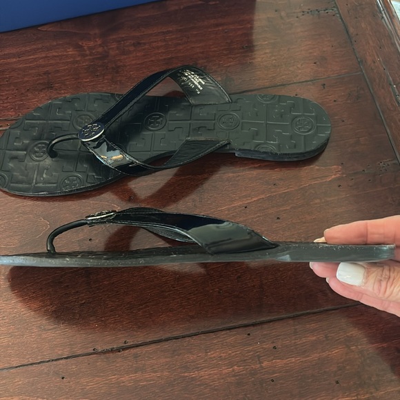Tory Burch black patent thong sandals - Picture 3 of 4